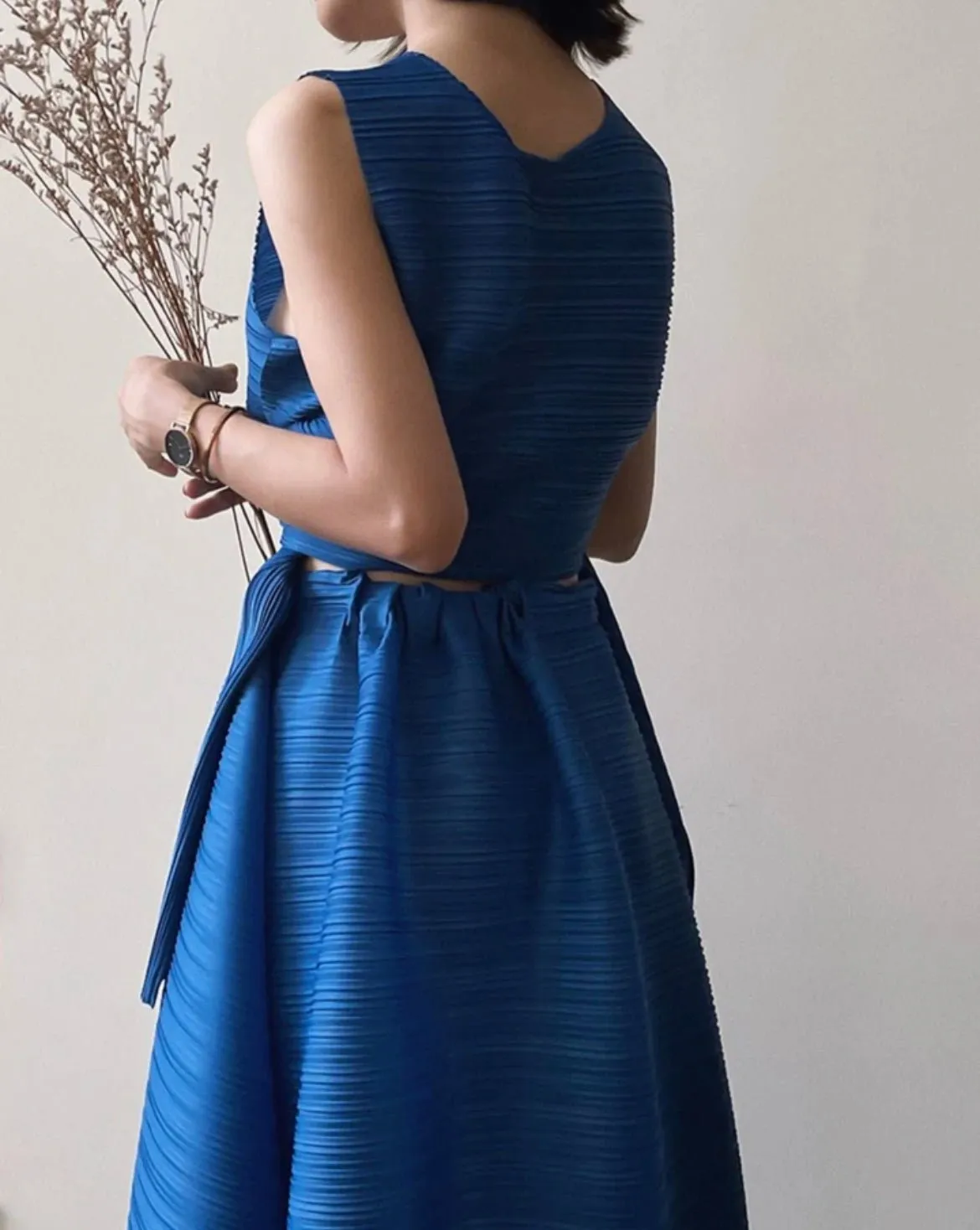 Pleats dress with cinched in waist.